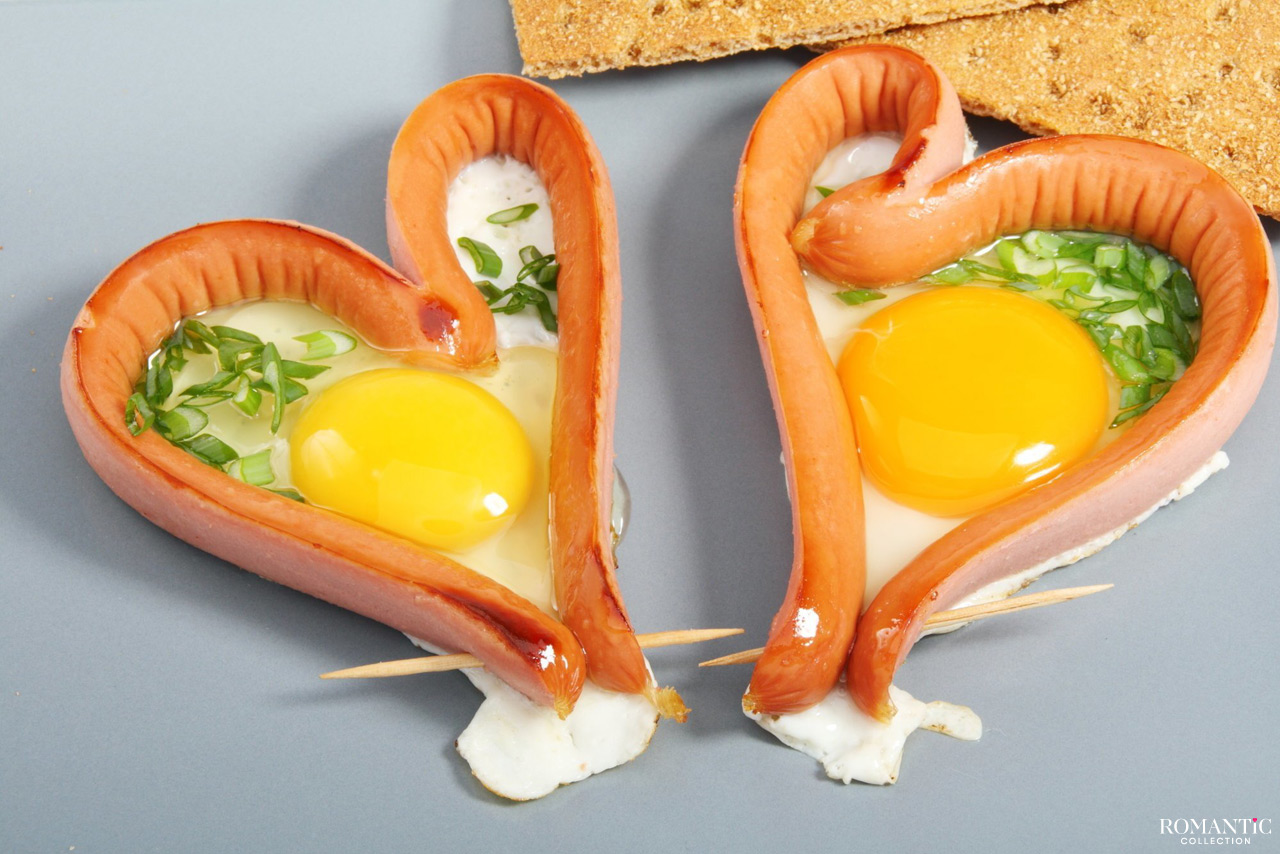 Сердечки из сосисок с яйцом: романтический завтрак