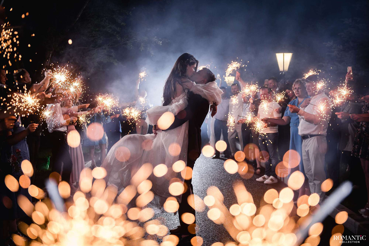 Свадебное фото с бенгальскими огнями