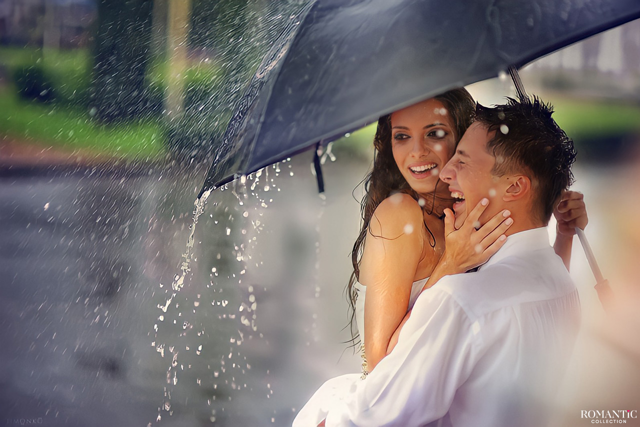 Парень и девушка под зонтом