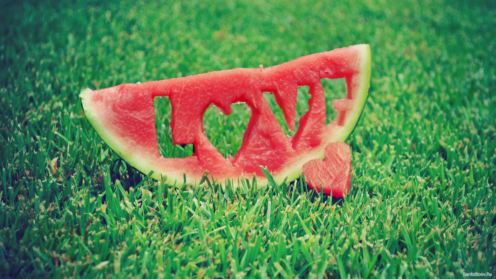 Арбуз с надписью Love