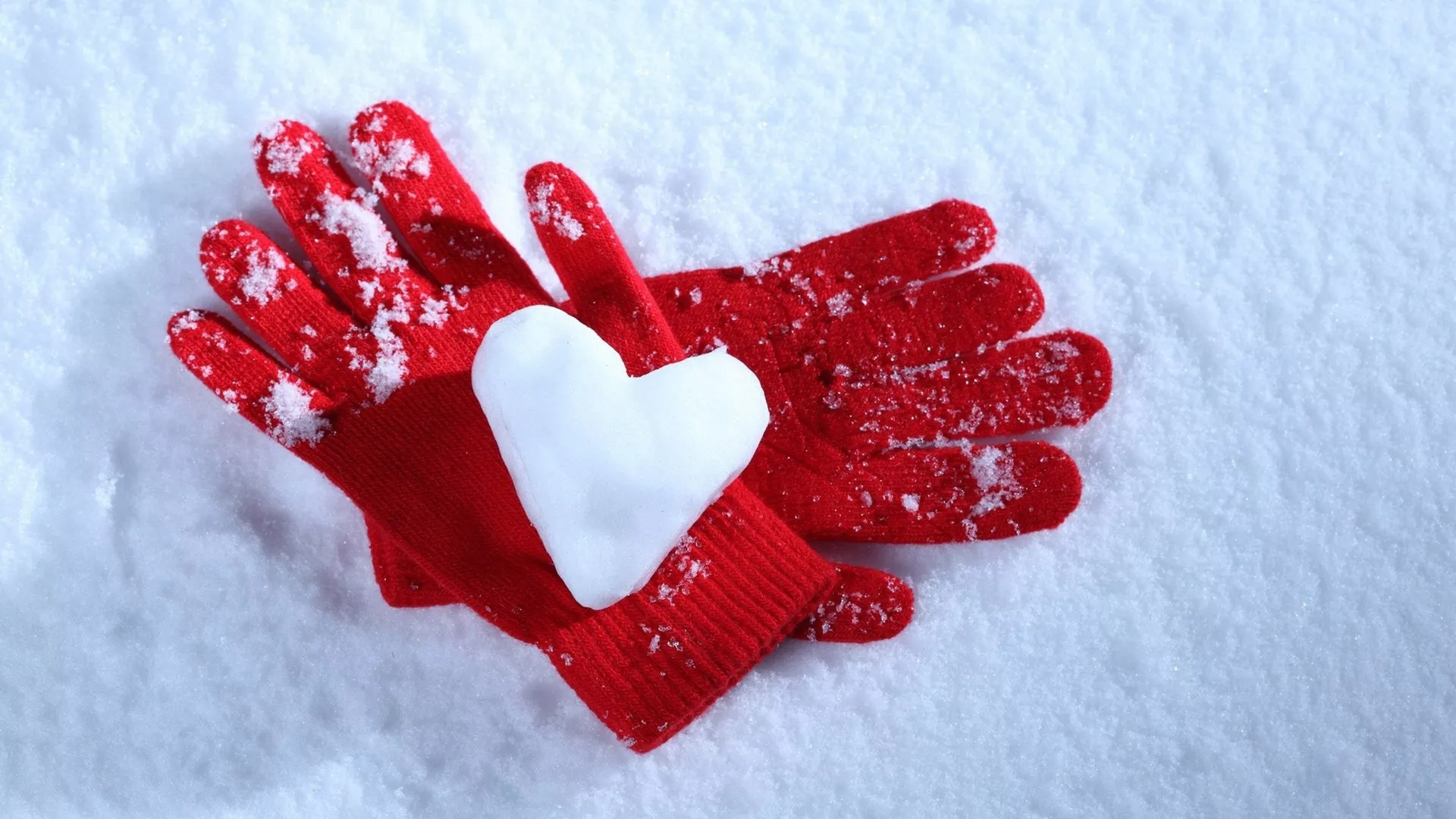 Снежное сердце в руках