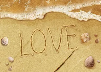 Обои о любви: Love надпись на песке